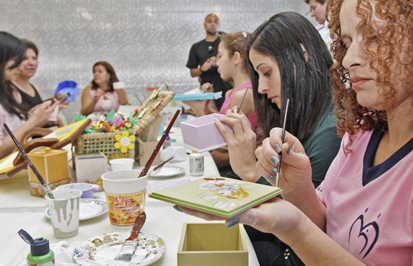 Professores e alunos confeccionam bonecas de pano para crianças carentes de Franca (Foto Gilberto Marques)